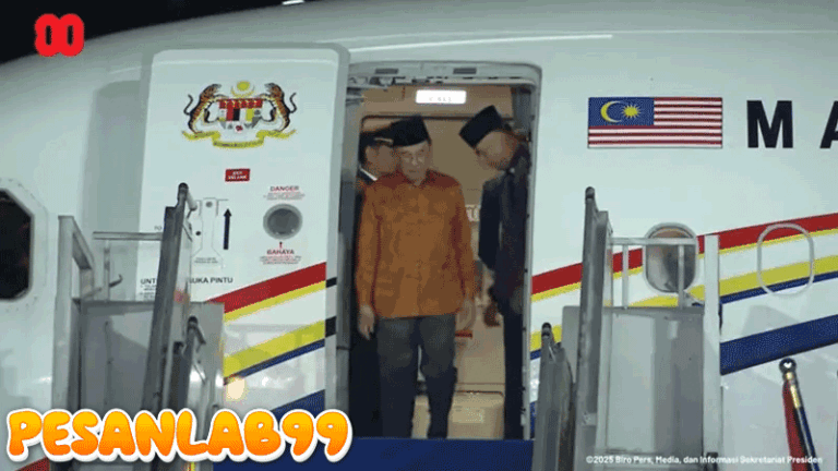 PM Malaysia Anwar Ibrahim Tiba di Jakarta, Disambut Menlu Sugiono